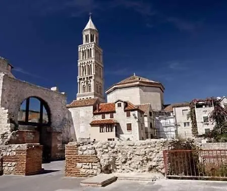 Silver Gate Luxury Rooms 4*